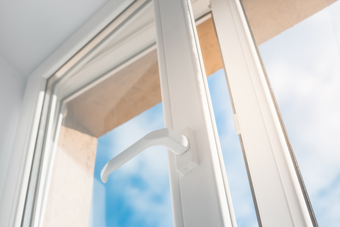 Poignée, gonds, ferrures, trous d'écoulement d'eau ne doivent pas être oublier lors du nettoyage d'une fenêtre