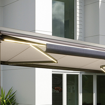 Store de terrasse QUARTZ LUX chez ISOFRANCE fenêtres et énergies