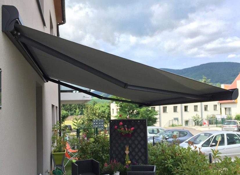Store de terrasse avec coffre QUARTZ chez Isofrance fenêtres et énergies