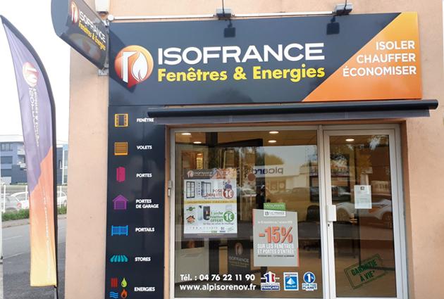 Façade du nouveau magasin Isofrance Fenêtres & Energies de Crolles