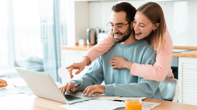 Couple qui réalise des simulations pour ses droits aux aides.