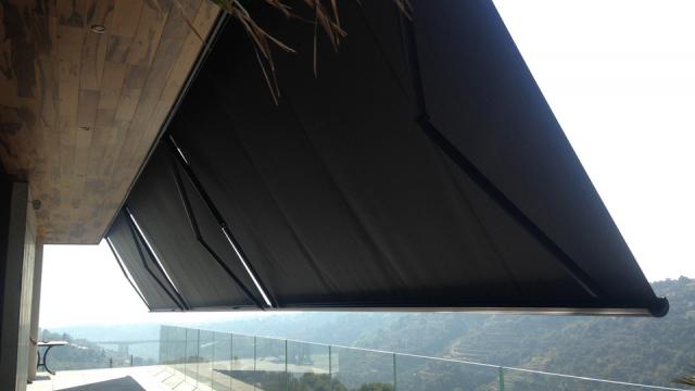 Store de Terrasse avec coffre AMBRE chez ISOFRANCE fenêtres et énergies