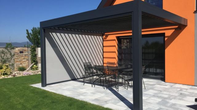 Une belle terrasse ombragée grâce à la pergola bioclimatique OPEN chez ISOFRANCE Fenêtres et Energies