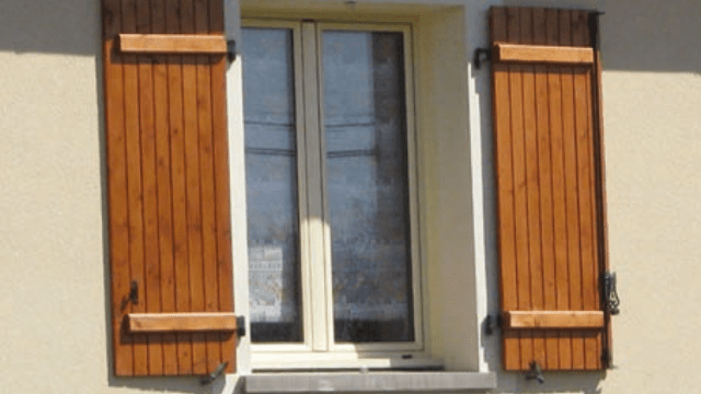 Volets bois à lames verticales