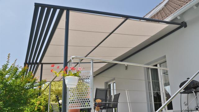 Une belle terrasse ombragée grâce à la pergolas à toile Néo chez ISOFRANCE Fenêtres et Energies