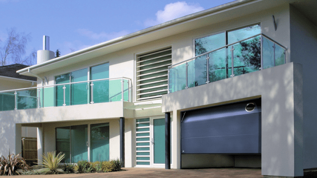 Portes de garage sectionnelles verticales Alu - isofrance fenetres et energies