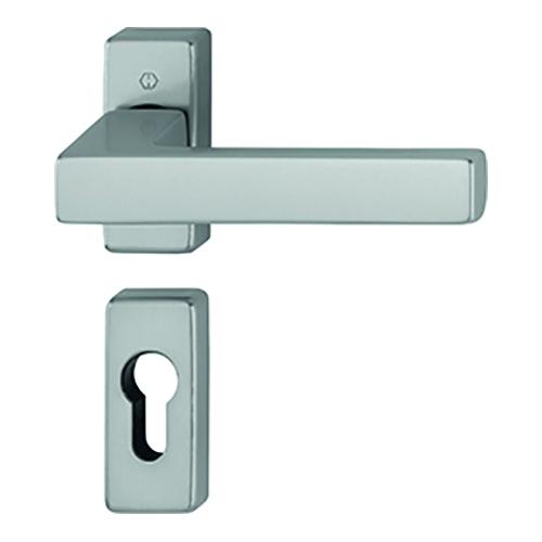 Double béquille inox sur rosace de série sur les portes aluminium Prestige