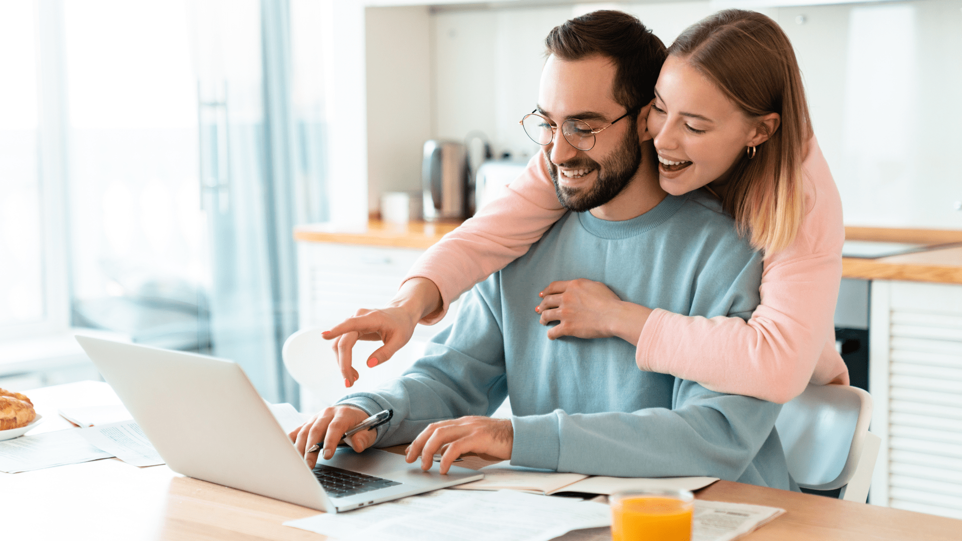 Couple qui réalise des simulations pour ses droits aux aides.