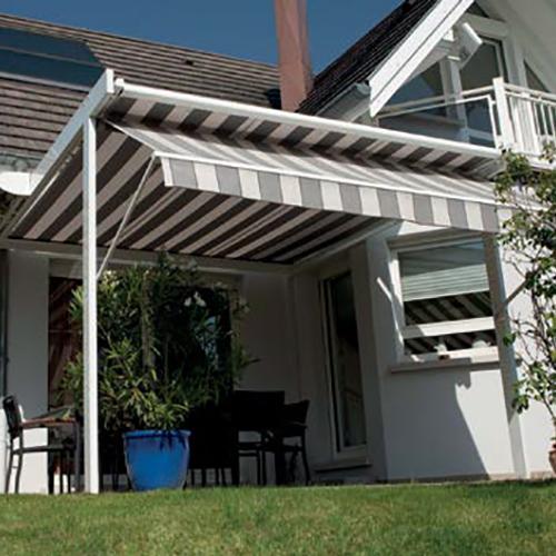 Auvent de protection en option sur le store banne JADE ISOFRANCE fenêtres et énergies