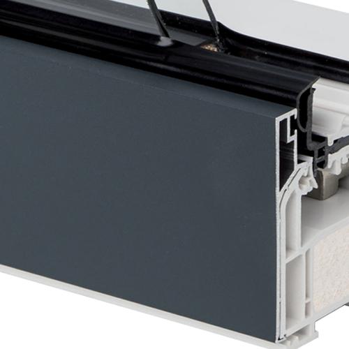 Zoom sur la capotage aluminium d'une fenêtre mixte CREATION chez ISOFRANCE Fenêtres et Energies