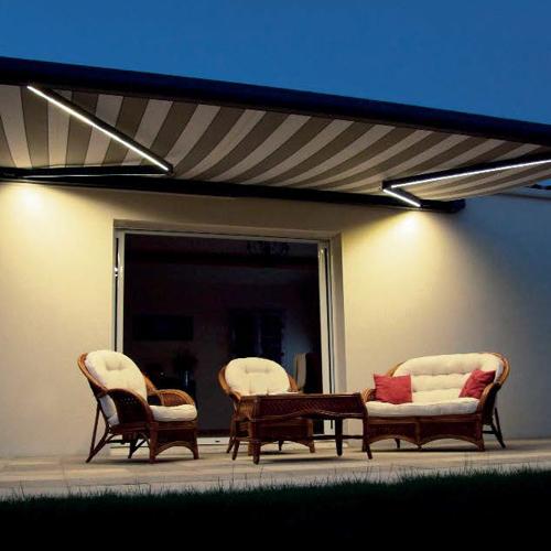 Eclairage intégré sur store de terrasse On'x chez ISOFRANCE Fenêtres et énergies