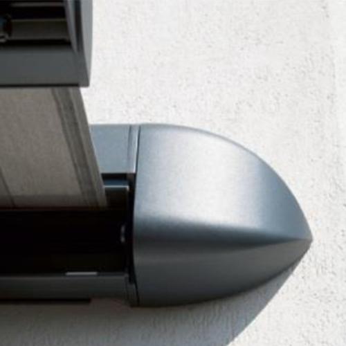 Embout de coffre en ogive sur les stores de terrasse On'x Isofrance fenêtres et énergies