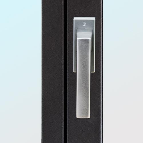 Zoom sur la poignée moderne de la fenêtre mixte CREATION chez ISOFRANCE fenêtres et énergies