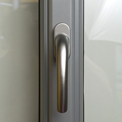 Poignée centrée en option sur porte-fenêtre aluminium Ligne STYLE VISION - ISOFRANCE fenêtres et Energies