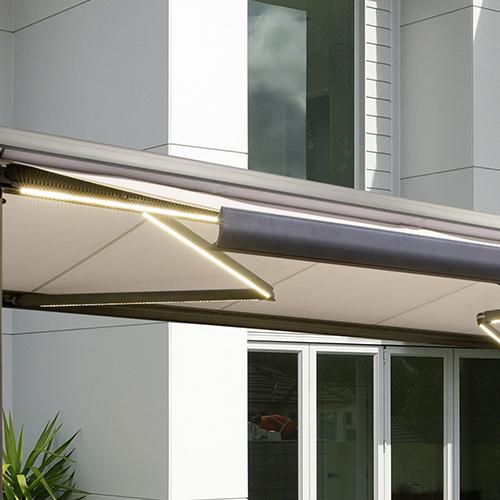 Eclairage intégré sur store de terrasse AMBRE LUX chez ISOFRANCE Fenêtres et énergies