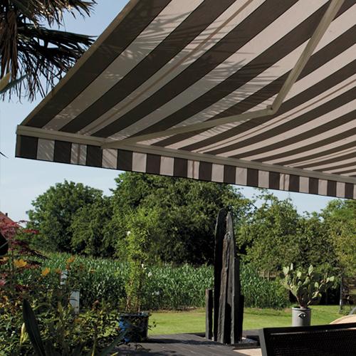 Pose de face ou en plafond pour les stores de terrasse JADE Isofrance fenêtres et énergies