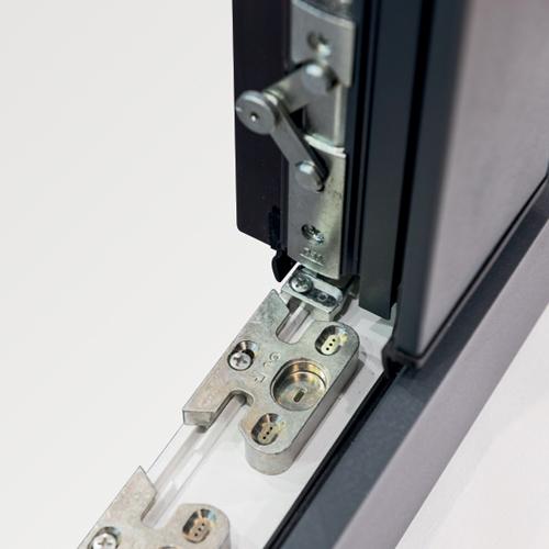 Verrou atuomatique d'une fenêtre mixte CREATION chez ISOFRANCE Fenêtres et Energies