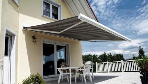 Store de Terrasse avec coffre QUARTZ chez ISOFRANCE fenêtres et énergies