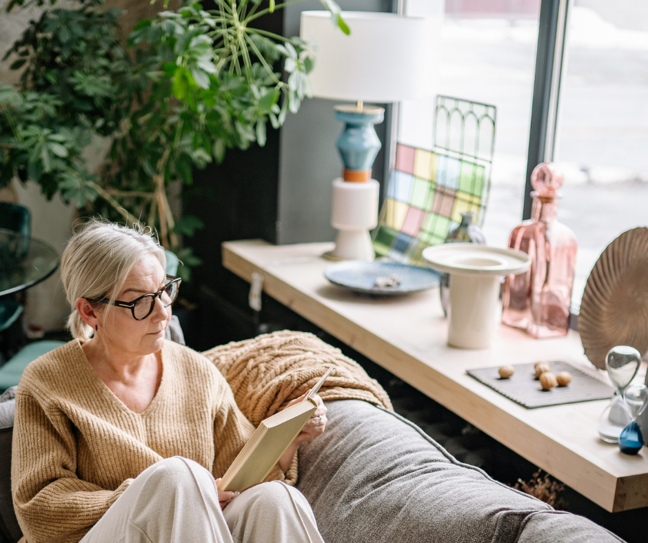 Femme qui lit devant sa fenêtre